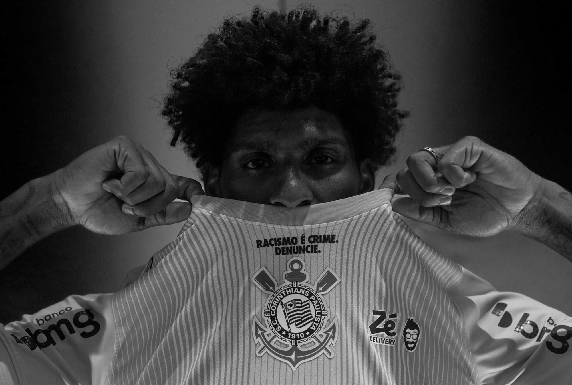 Corinthians entra em campo com mensagem “Racismo é crime. Denuncie”