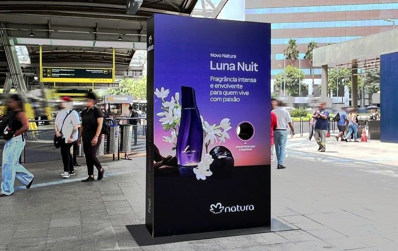 RZK Digital ativa borrifador de Natura Luna Nuit durante Carnaval em São Paulo