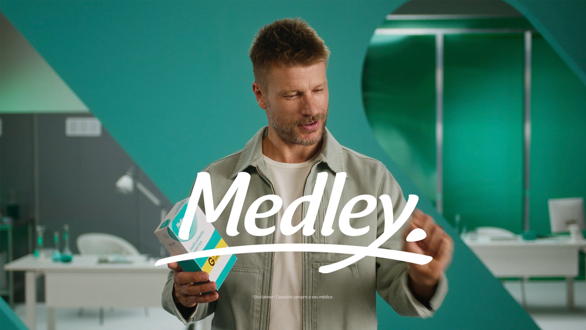 Rodrigo Hilbert protagoniza campanha inédita de 30 anos da Medley