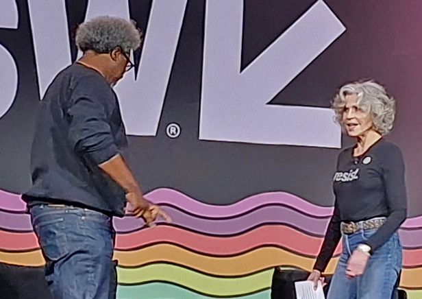 Jane Fonda alerta para crises da democracia e meio ambiente