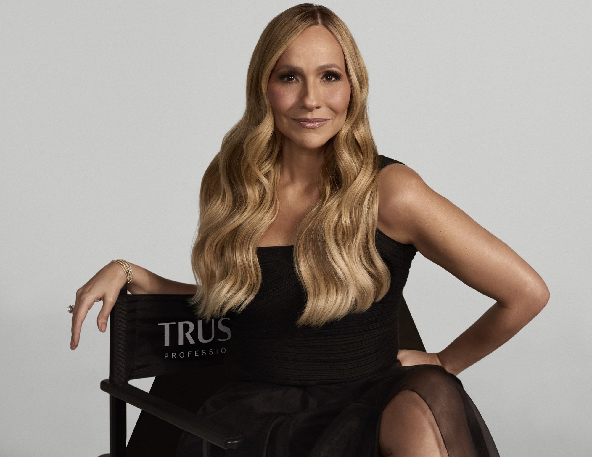 Loiro da apresentadora Maria Beltrão no Oscar faz TRUSS estrear no programa 'É de Casa'