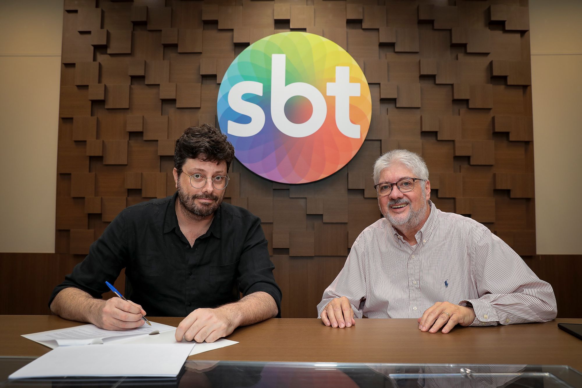 SBT e Danilo Gentili assinam renovação de contrato