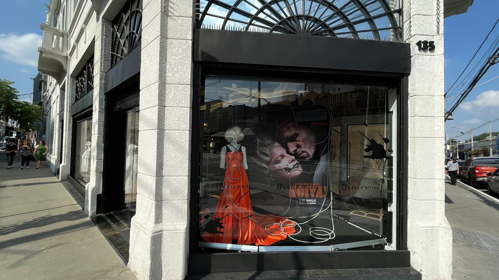 Warner Bros leva noiva do Frankenstein para a Rua das Noivas, em São Paulo