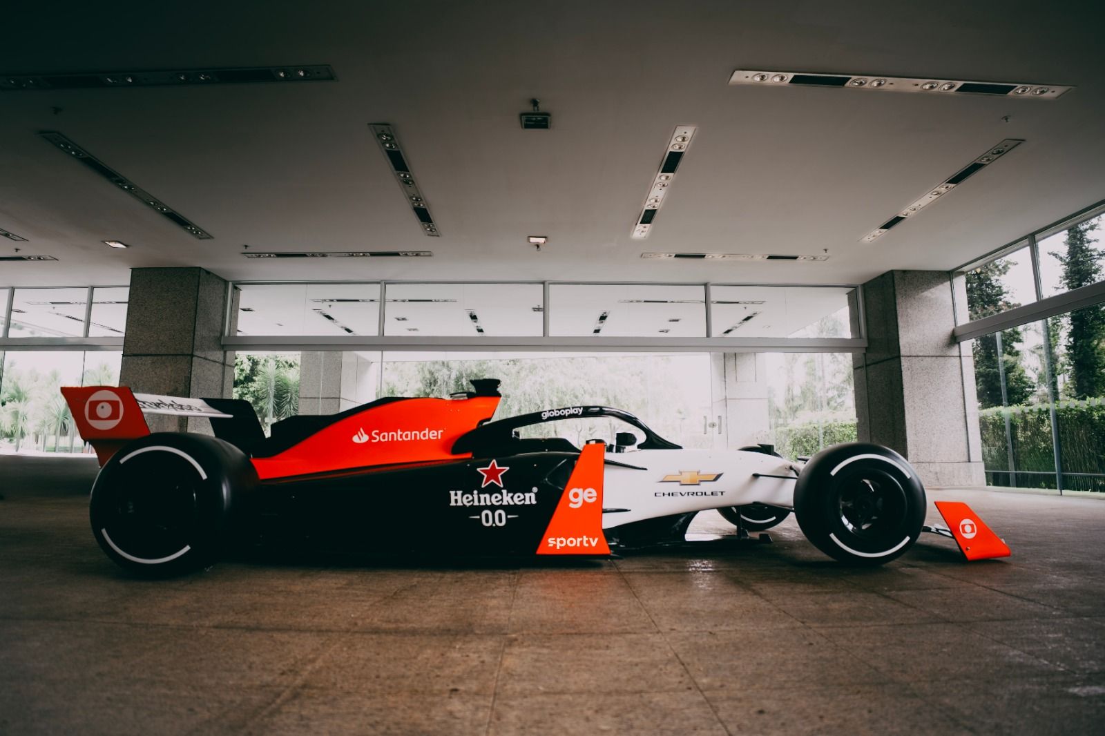 Globo exibe réplica de carro da F1 no metrô de São Paulo