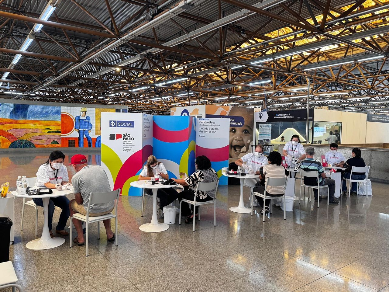 Drogasil leva protetor solar e serviços de saúde gratuitos ao Metrô de São Paulo