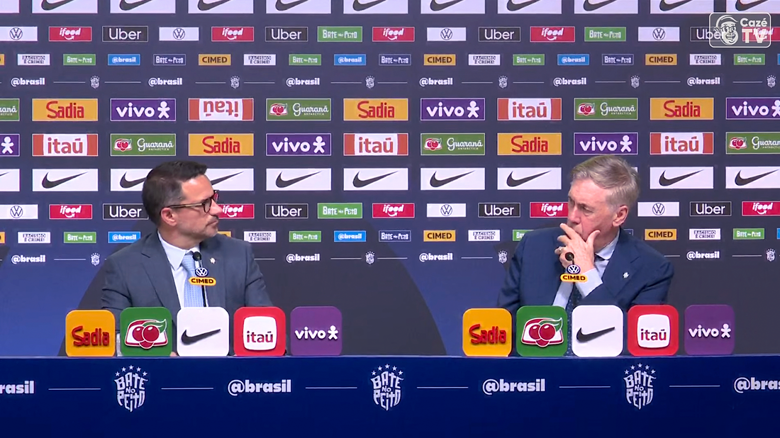 Itaú usa logo invertido em coletiva da Seleção e distribui descontos a quem interagiu