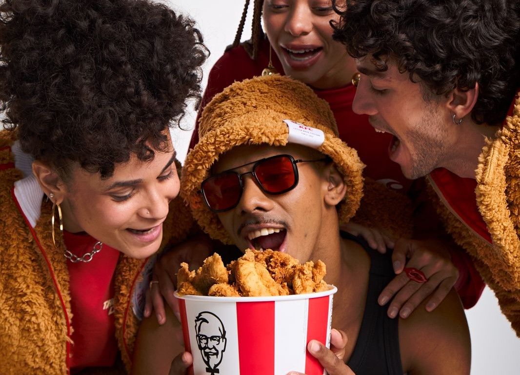 KFC 'empana' roupas em ação criada pela Lola\TBWA