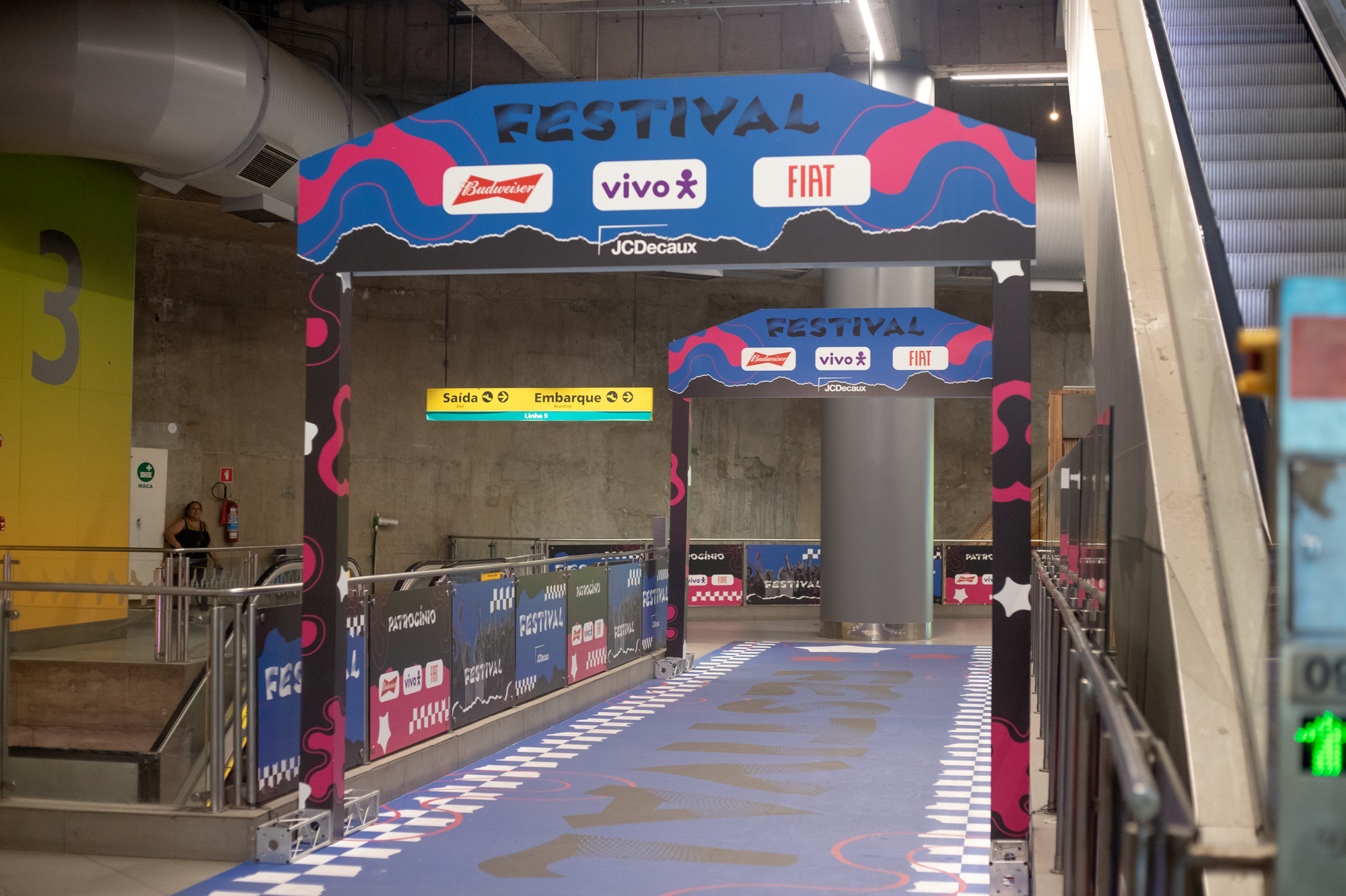 JCDecaux adesiva estação do metrô de Pinheiros para Lollapalooza