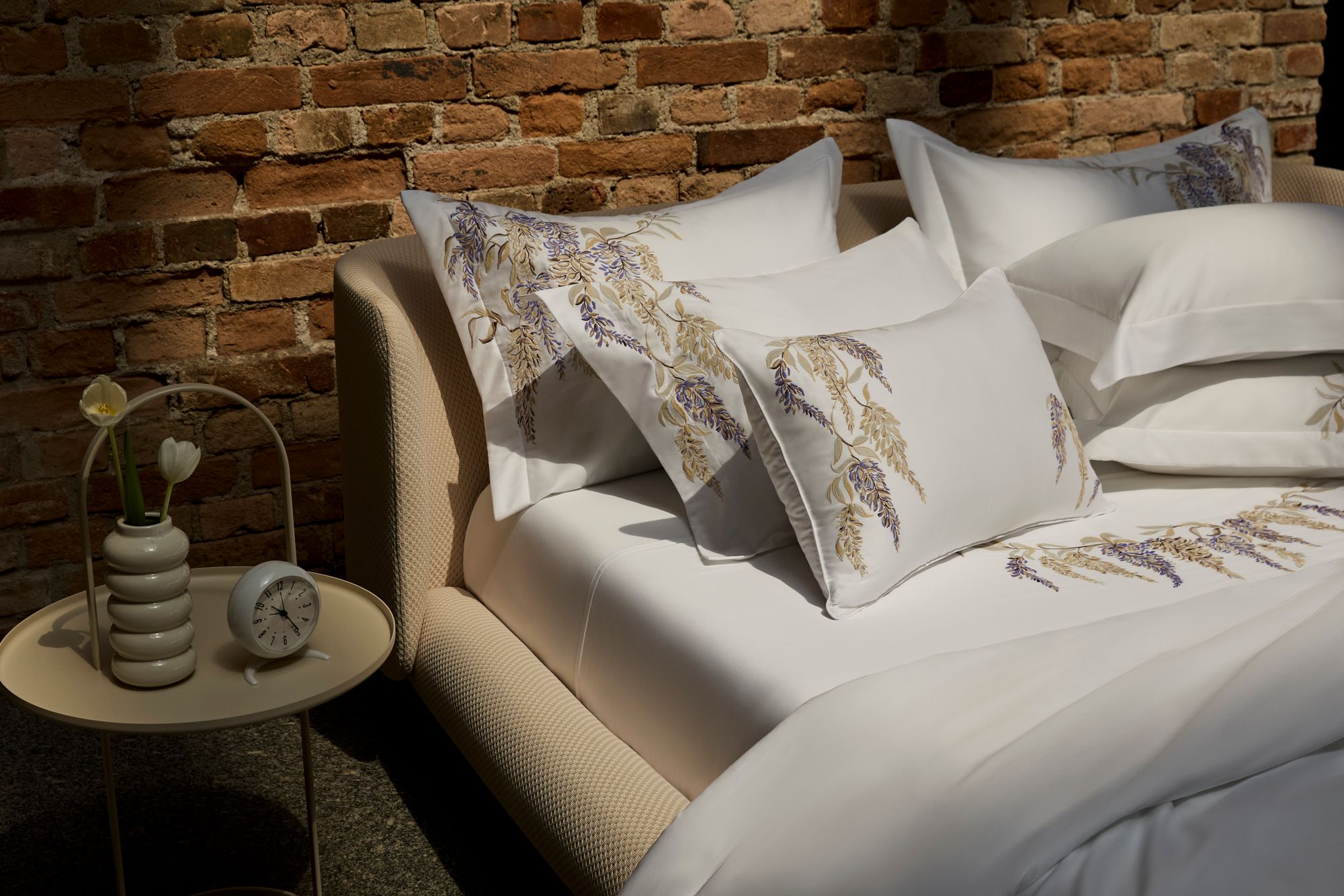 Nova campanha da Trussardi traduz Roma em enxovais de luxo