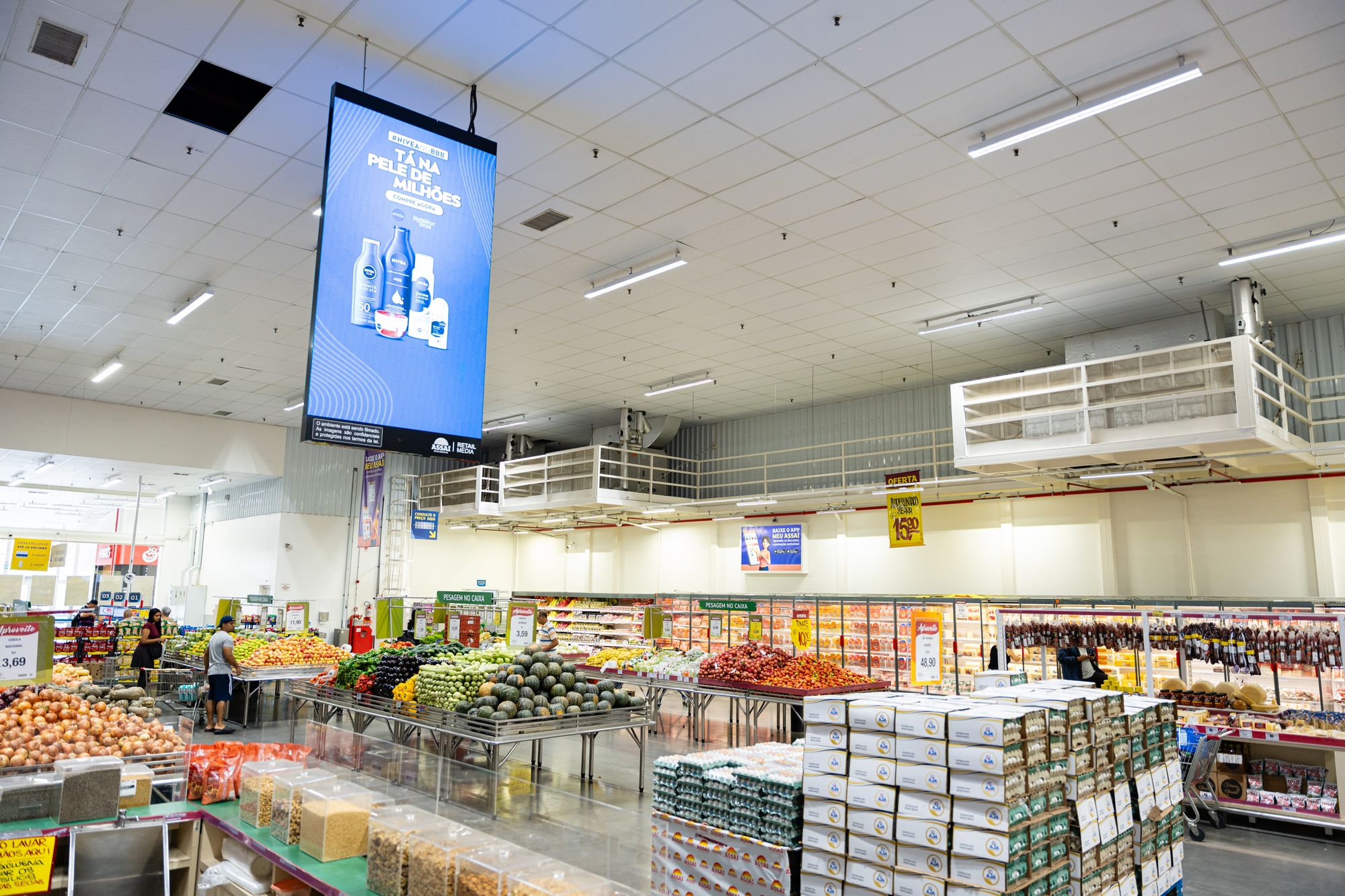 A convergência entre retail media e OOH torna-se estratégica na jornada de compra