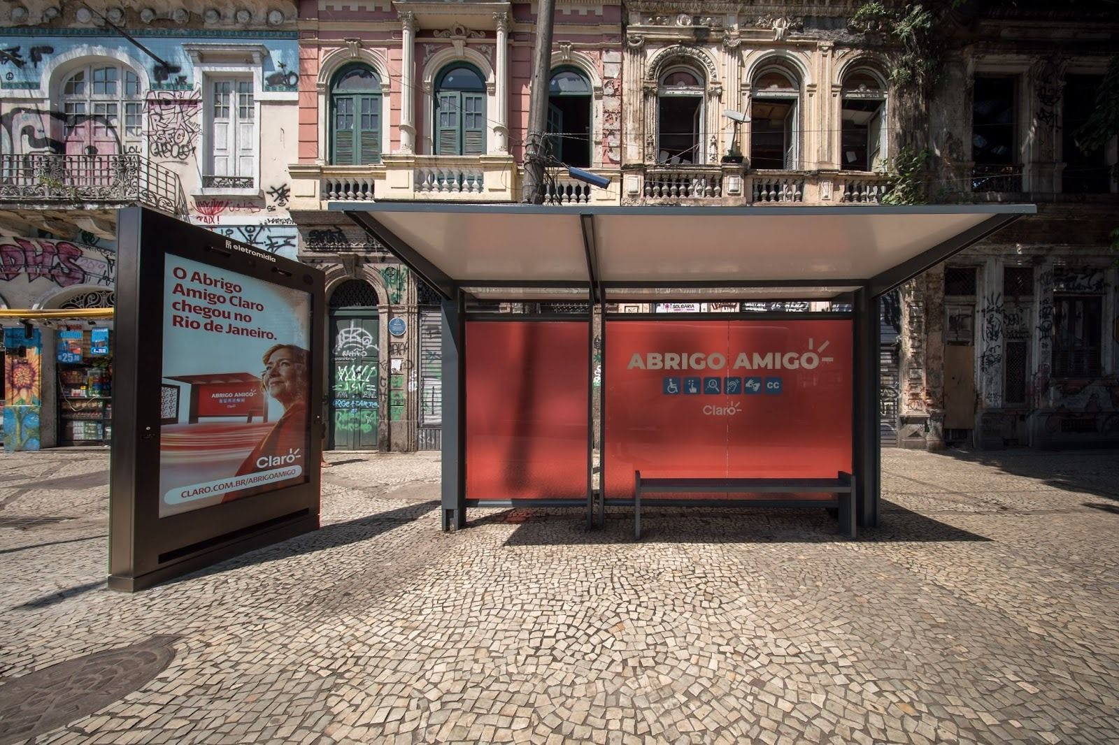 Eletromidia e Claro expandem projeto Abrigo Amigo no Rio de Janeiro