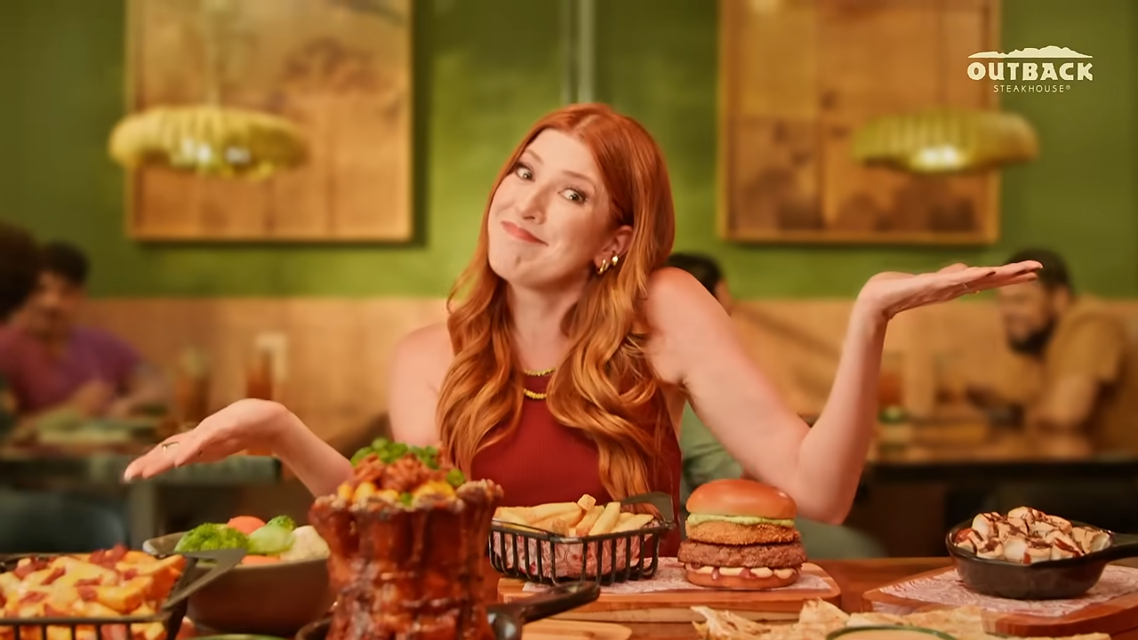 Com Dani Calabresa, Outback traz clássicos de volta em campanha