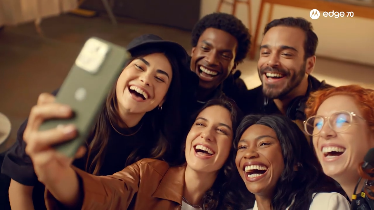 Motorola apresenta edge 70 convidando o público a viver todos os seus mundos