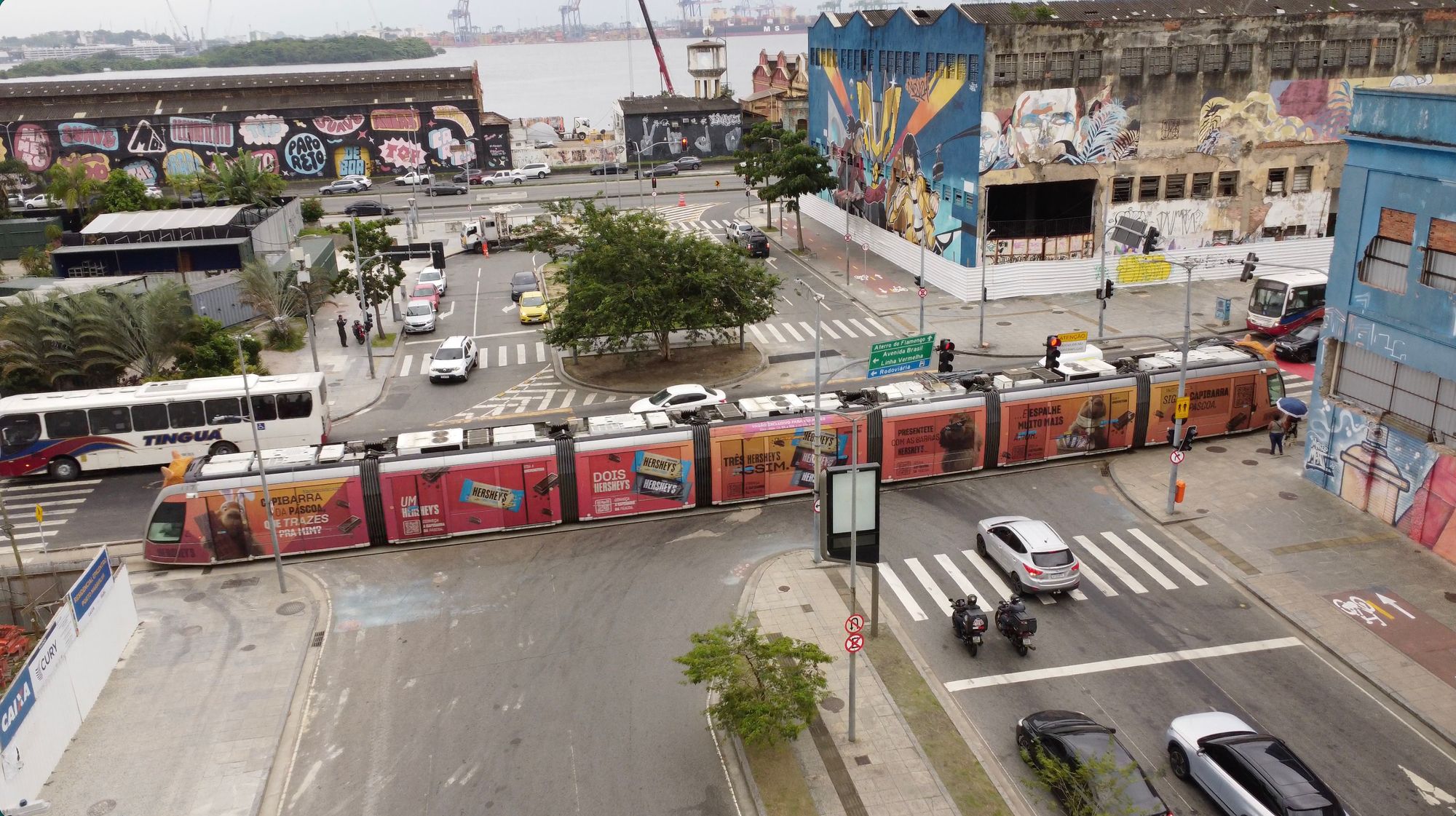 Hershey’s envelopa vagões do VLT no Rio de Janeiro para ação de Páscoa