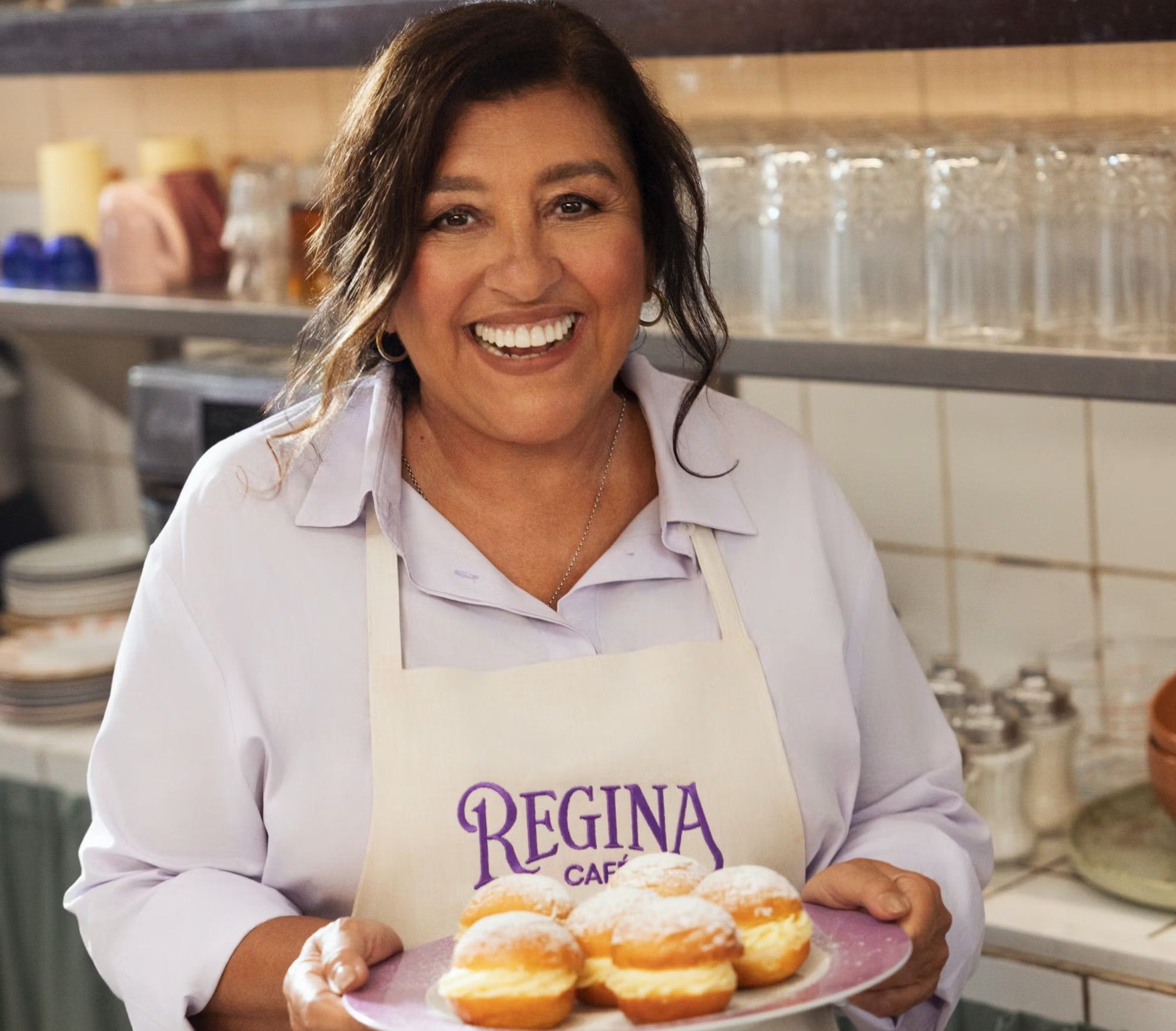 Nubank estreia série com Regina Casé que conecta finanças, entretenimento e delivery