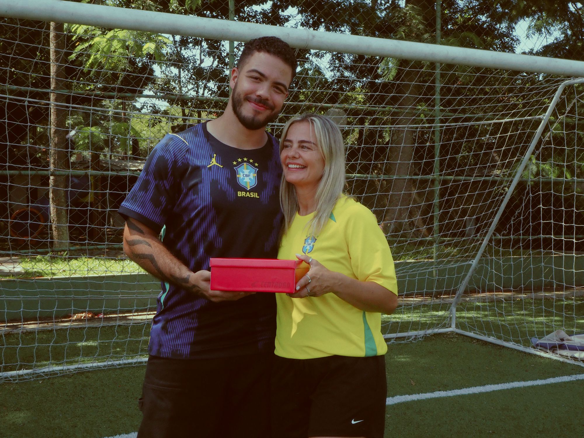 Milene Domingues e Ronald estrelam campanha de dia das mães da Centauro