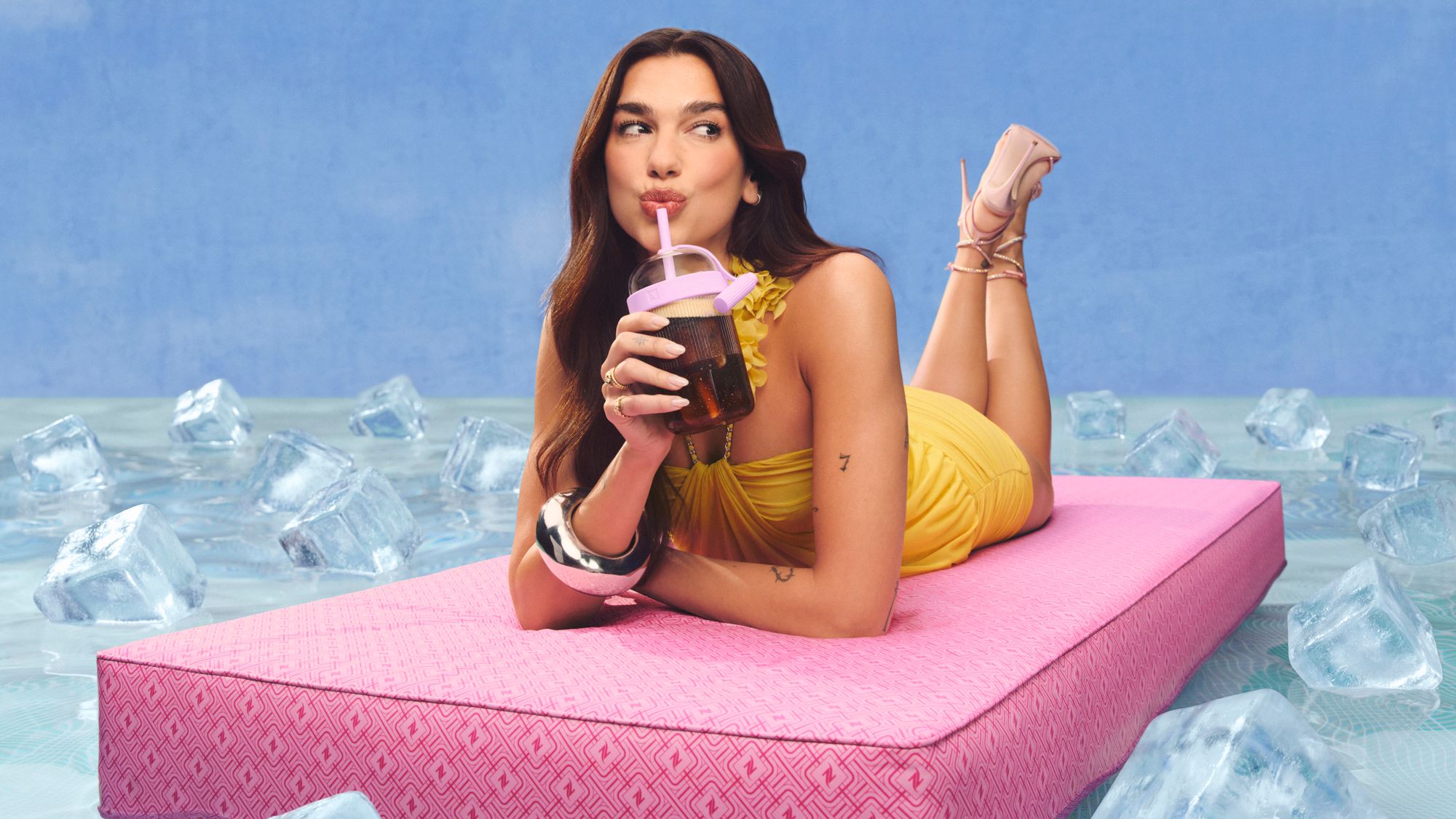 'Vertuo World' é a primeira campanha global de Nespresso, estrelada por Dua Lipa