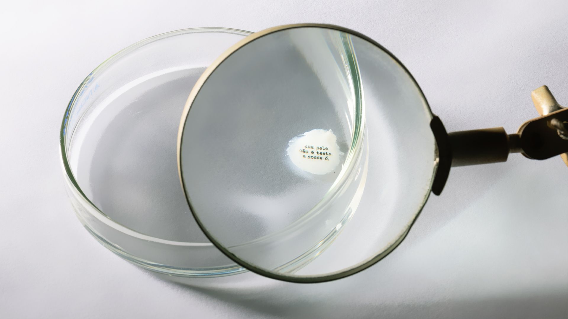 Avon e VML inovam ao veicular anúncio em pele artificial