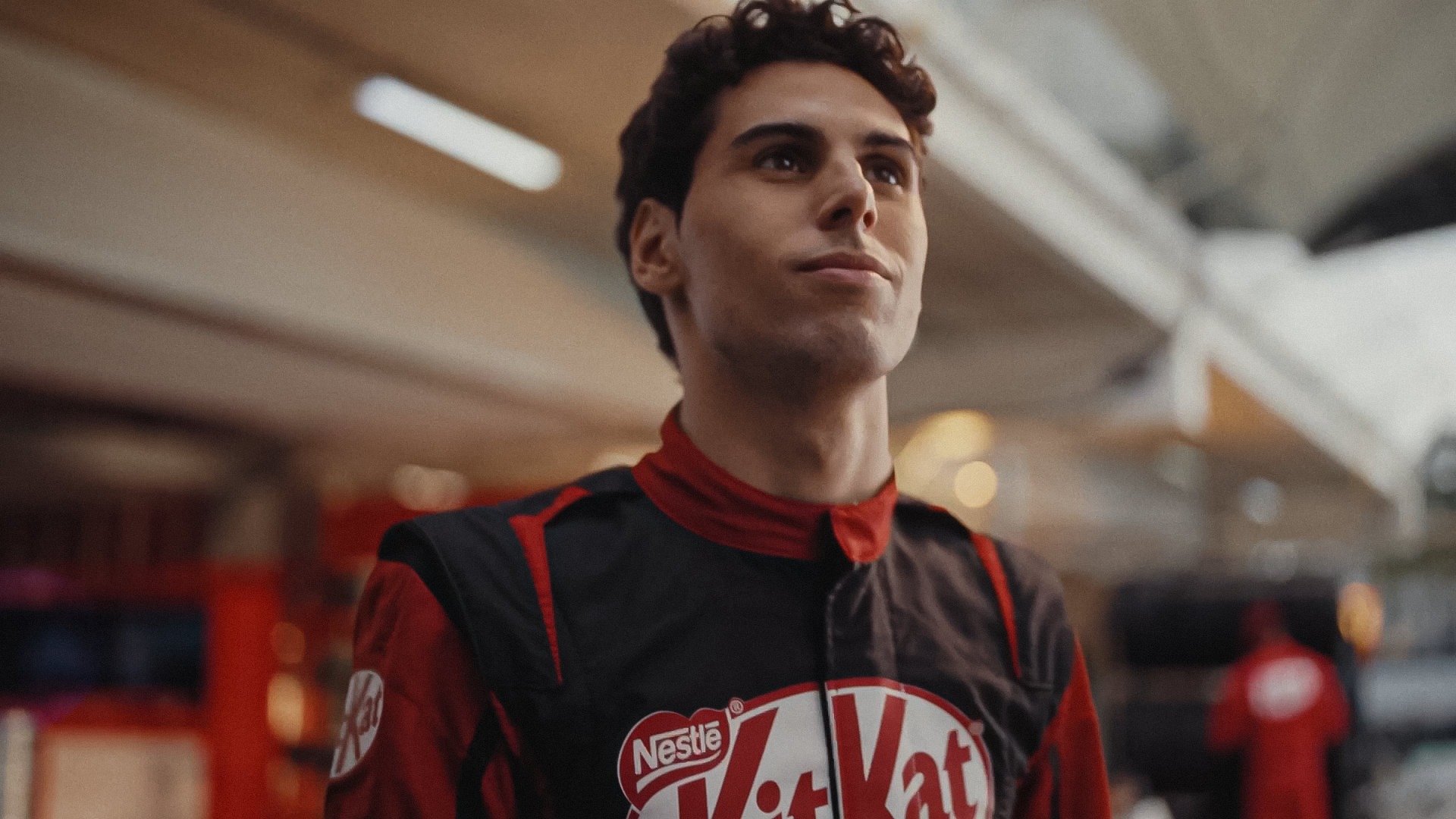 KitKat renova parceria com Gabriel Bortoleto e leva campanha à F1