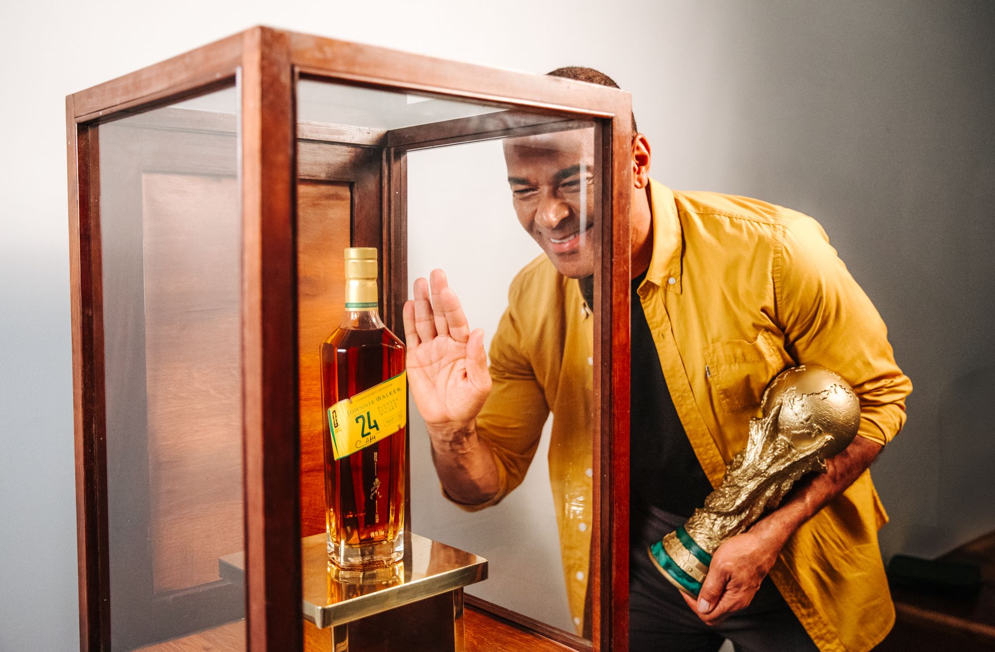 Johnnie Walker lança whisky inédito no Brasil para a Copa do Mundo 2026