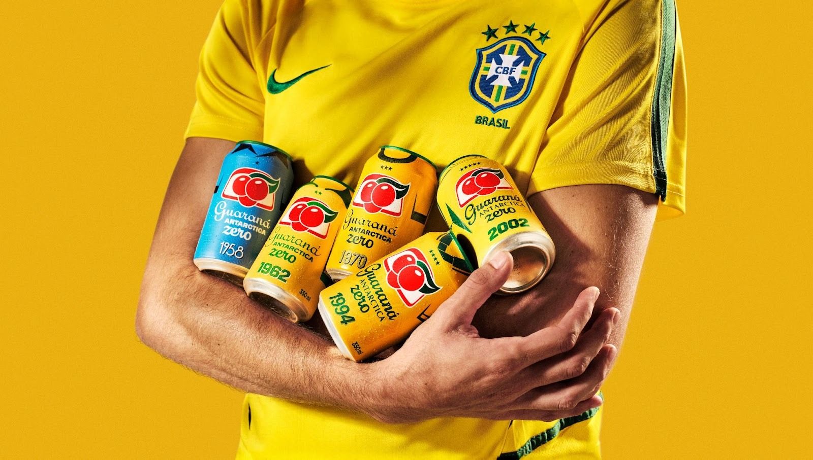 Guaraná Antarctica lança latas inspiradas em camisas históricas da Seleção