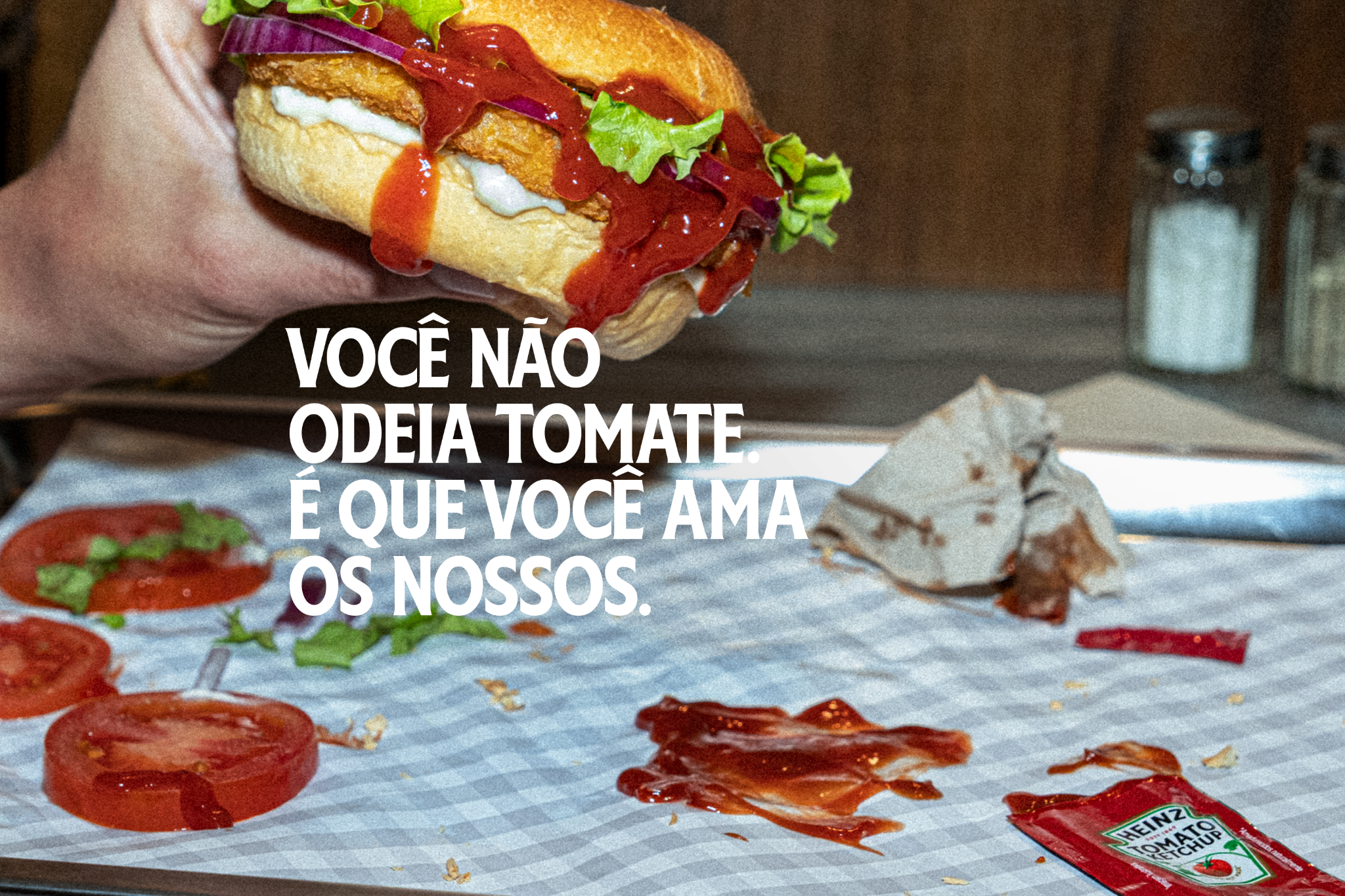 Heinz brinca com quem tira o tomate do lanche, mas usa ketchup