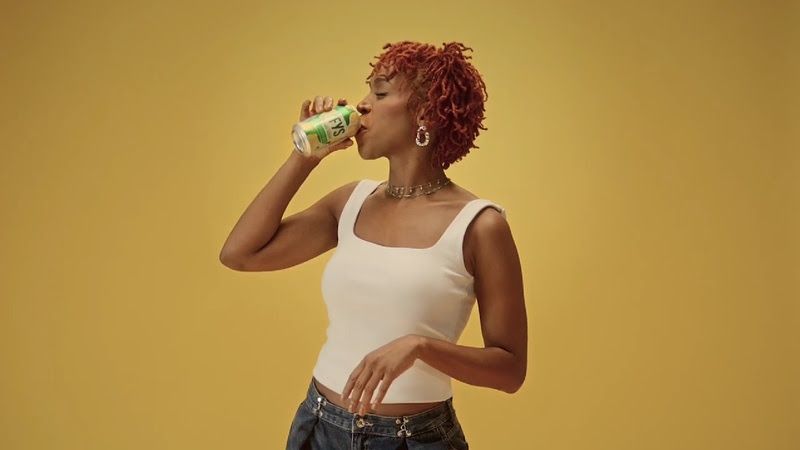 Com Karol Conká e Rafael Portugal, FYS celebra dia da mentira em campanha