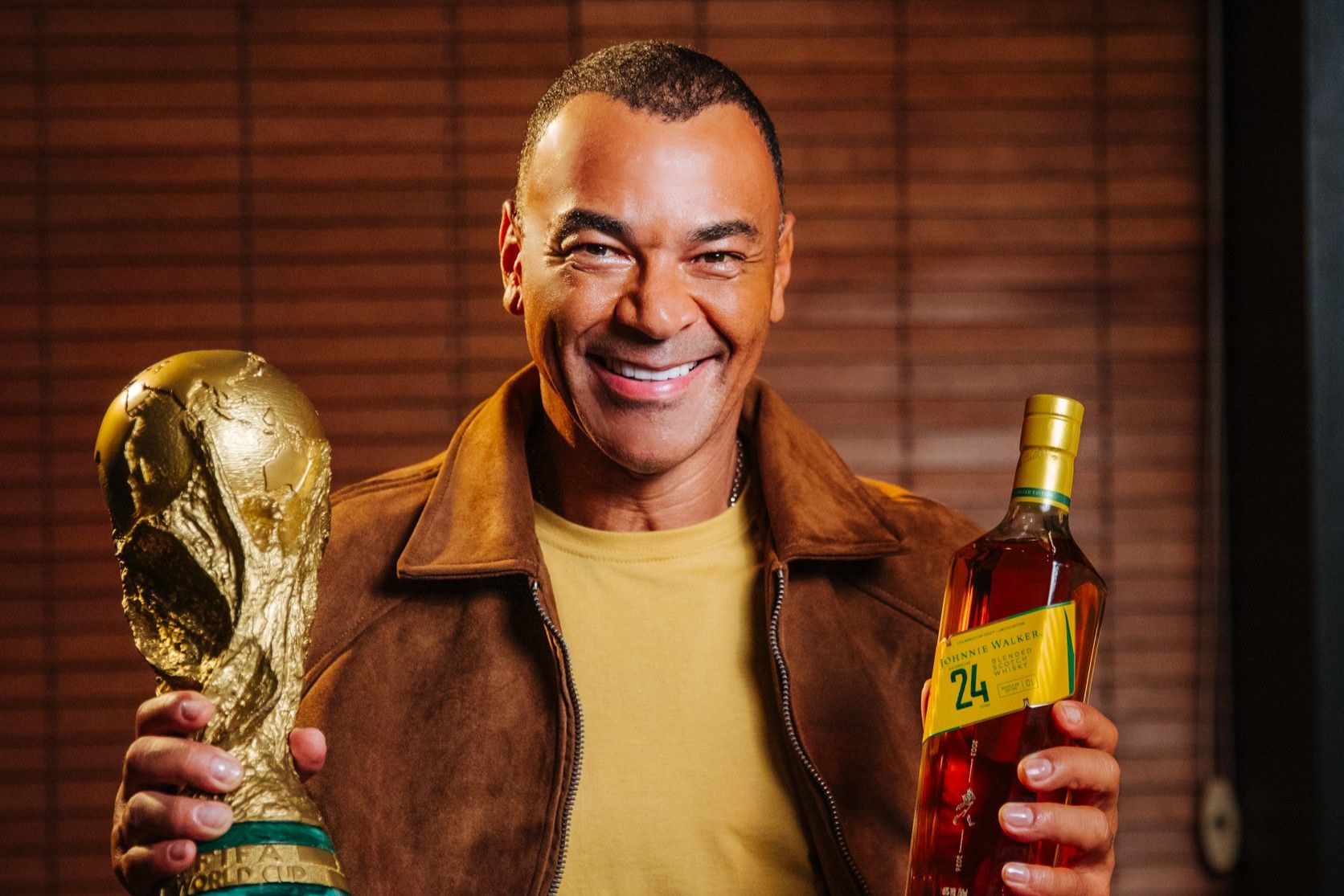 Johnnie Walker e Cafu promovem leilão beneficente com whisky de 24 anos