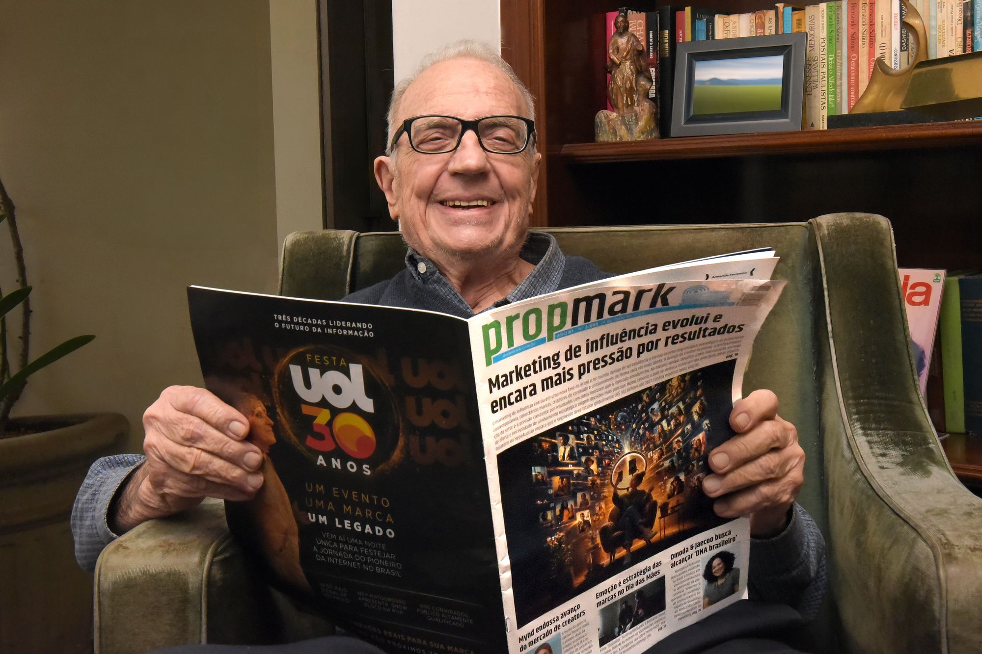 Equipe do propmark celebra os 61 anos do jornal