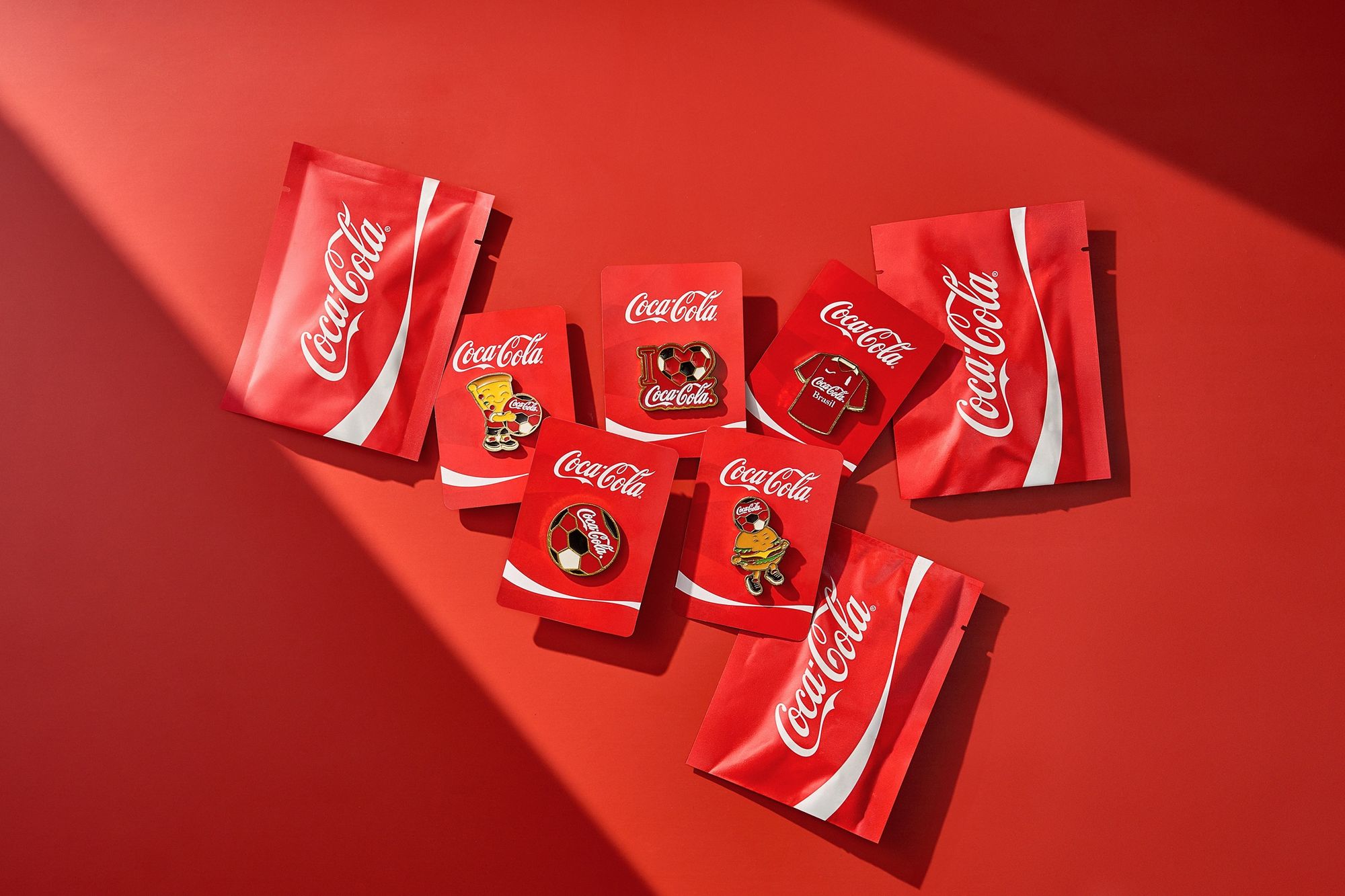 Coca-Cola Femsa distribui pins colecionáveis para o mundial de futebol