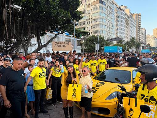 Zé Delivery distribui bebidas em Copacabana em esquenta para o show da Shakira