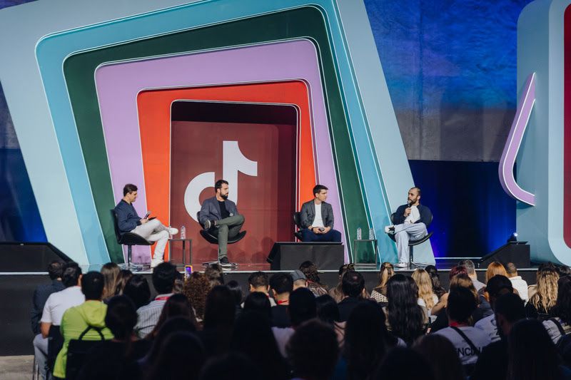 TikTok World apresenta novas soluções de IA, commerce e mensuração no Brasil